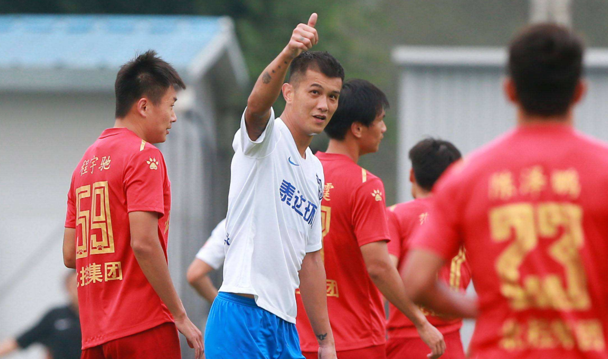 虎扑-足球赛场再起风云：关中风暴队读秒绝平海滨烈马队，新援首秀制胜节奏掌控在手(足球赛首战告捷)