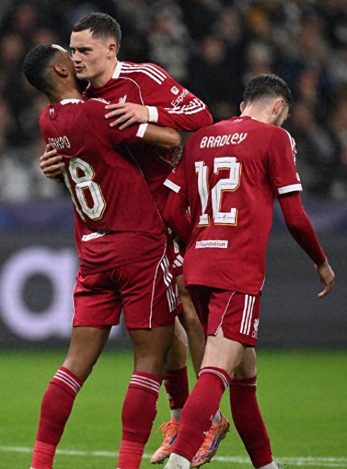 虎扑体育- 集结日体能课后，法兰克福战术微调备战欧联，引发热议，球队文化再被提及