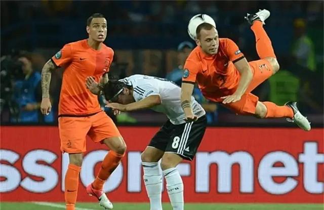 虎扑-里程碑夜！马德里竞技复出首秀，荷甲今晚刷纪录，更衣室稳定，高层口径保持一致(2025荷甲积分榜)